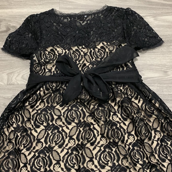 Lace dress holidays - Picture 2 of 5